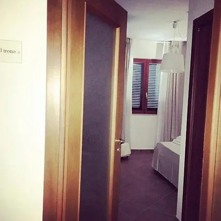 Dino's Bed & Breakfast 3*